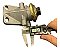 CABEÇOTE DO FILTRO COMBUSTIVEL COM BOMBA MANUAL SANGRADOR ROSCA ENTRADA CANOS 1/2 NF BASE BOMBA COMBUSTIVEL (IMPORTADO) FORD 5030 / 5630 / 6630 / 7630 / 7830 / 8030 - 51693263 - F1NN9A384AA - Imagem 3
