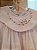 Vestido branco com gola nuvem bordada lilás - Imagem 2