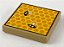 Placa Lisa 2x2  Dark Tan com desenho de colméia e duas abelhas - Imagem 1