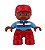 Boneco Lego Duplo Menino pernas vermelhas, top azul médio com zíper e listras azuis, listras vermelhas e brancas, boné vermelho - Imagem 1
