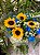 Buquê 12 Rosas Azuis e Girassol - Imagem 3