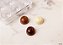 CW12189 - Fôrma de policarbonato para chocolate modelo bombom coelhinho - 3 x 1,9cm | 12g | 21 cavidades - Imagem 4