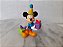 Miniatura de vinil Disney Mickey chapéu de festa,  segurando presente , , da Applause, 7 cm - Imagem 1