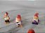 Miniatura anões /gnomos  profissionais (6) e do jardim do banheirob(3), coleção Kinder ovo, anos 90 - Imagem 3