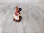 Miniatura Disney Aladim segurando lâmpada mágica e com Abu nos ombros , 6 cm, jl - Imagem 3
