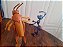 Miniaturas Disney de formiga Flik 25 cm e gafanhoto Hopper de 18 cm  da vida de inseto usados - Imagem 2