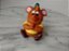 Miniatura Disney de vinil ratinho Gus de mãos juntas,  da  Cinderela, marca Mimo.  6 Cm - Imagem 1