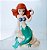 Miniatura Disney acetinada Ariel sentada numa rocha segurando uma concha, usada 7 cm - Imagem 2