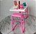 Mesa branca alta com acessórios e 2 bancos rosa para Barbie - Imagem 4
