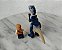 Lego minifiguras Velociraptor Azul e Owen Grady set 75942 - Imagem 2