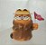 Miniatura de vinil de 1981 , gato Garfield de casaco marrom segurando bandeirinha "GO" 5 cm - Imagem 1