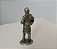Miniatura de metal, estanho, de soldado romano segurando capacete, coleção Kinder ovo anos 80, 4 cm - Imagem 3