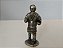 Miniatura de metal, estanho, de soldado romano segurando capacete, coleção Kinder ovo anos 80, 4 cm - Imagem 4