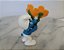 Smurf "Thank you" segurando flores amarelas, Peyo/Schleich 2012, 5 cm - Imagem 4