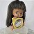 Boneca de borracha antiga peladinha, morena ,parece india, segurando um porta retrato, 12 cm - Imagem 1