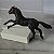 Anos 70, Cavalo preto com freio vermelho da marca Timpo Toys 9x5cm - Imagem 1