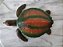 Miniatura de vinil sólido estática de tartaruga cabeçuda verde com cor de tijolo (loggerhead turtle)  , marca TM de 1994 18cm de comprimento - Imagem 3