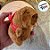Chaveiro de Pelúcia - Capivara com Mochila Vermelha - 13cm - 1 unidade - Rizzo - Imagem 4