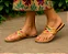 Chinelo rasteira em couro colorida de tiras no dedo - DUO Flat SUMMER - Imagem 2