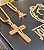 Colar com pingente crucifixo 3D banhado a ouro - Imagem 2
