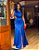 Vestidos de festa longo, nula manga, leve drapeado e detalhe de flor e fenda - Azul Royal - Imagem 3