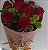 Buquê com 8 botões de rosas e flores campestres - Imagem 1