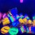 Kit festa Neon 50 pessoas ,colorido descartavel- 50 copos, 50 pratinhos e 50 garfos neon Brilha na luz negra - Imagem 7