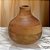 VASO GARRAFA DECORATIVO EM MADEIRA NA COR MARROM - 21X10,5CM - Imagem 3