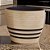 CACHEPOT CERAMICA BEGE COM LISTRAS PRETAS OFW 17CM - Imagem 2