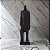ESCULTURA DECORATIVA EM POLIRESINA HOMEM MARROM 43,3CM - Imagem 2