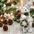 URSO DECORATIVO EM PE BRANCO COM GUIRLANDA E CACHECOL 50CM - Imagem 2