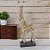 ESCULTURA GIRAFA DECORATIVA EM RESINA BEGE E DOURADO 31CM - Imagem 3