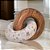 ESCULTURA ELO DECORATIVO EM MADEIRA E MARMORE BEGE E MARROM - Imagem 2