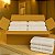 Caixa com 20 Toalhas de Rosto Gold Brancas 50x80cm – Linha Profissional Hotelaria - Imagem 1