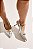 PAULA - SCARPIN SLINGBACK FEMININA BICO FINO SALTO KITTEN HEELS PRATA COM DOURADO - Imagem 7