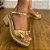 Sandália Bloquinho Jess Calçados em Couro Dourado Fivela Detalhe em Laço - Imagem 7