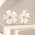 Brinco Flor de Madreperola Clássico Banhado a Ouro 18k - Imagem 2