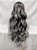 Peruca longa cacheada com franja e fios Grisalhos - Imagem 2