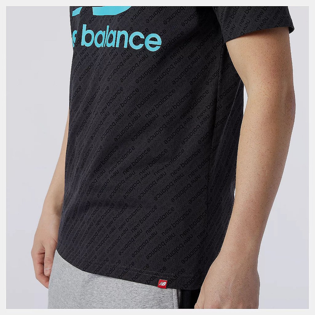 Camiseta da new balance com muito conforto preta para usar no dia-a-dia e  para esportes, New balance inovando com o logo da New balance na camiseta  com detalhes - Hit Tennis Sports -