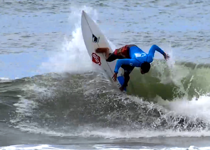 Atleta Layr Surfando