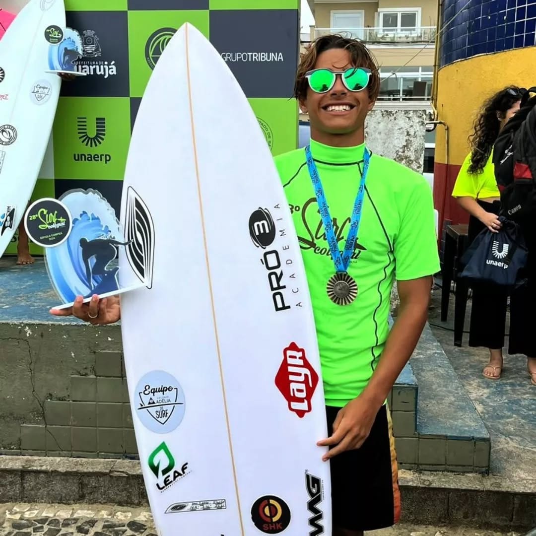 Atleta Layr Surfando