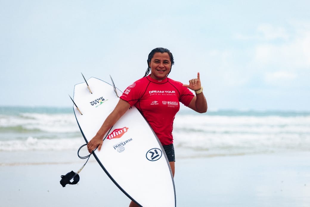 Atleta Layr Surfando