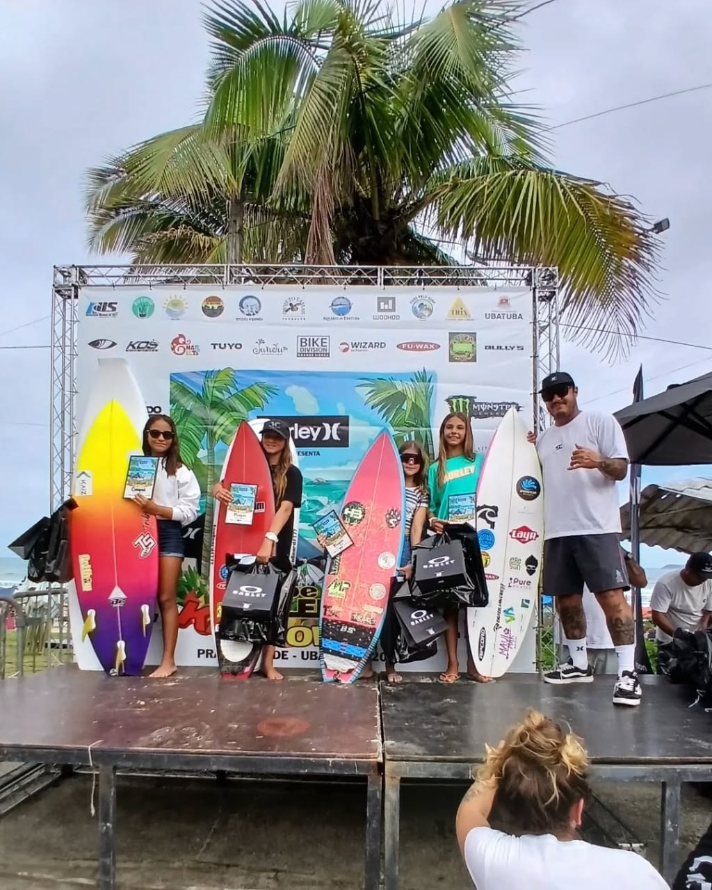 Atleta Layr Surfando