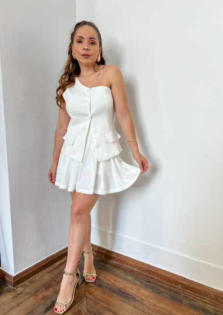 Conjunto Alfaiataria Blusa Um Ombro Só e Short Saia Com Pregas