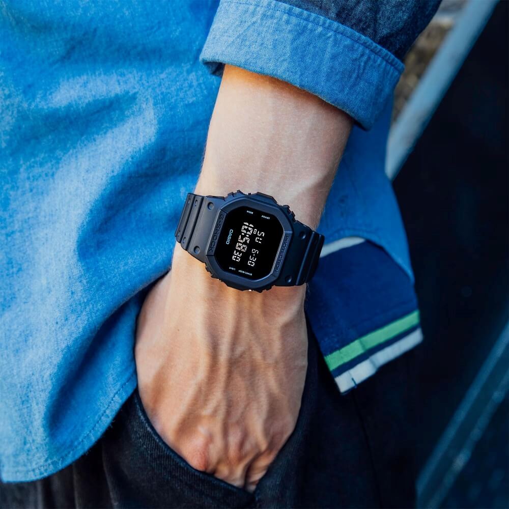 CASIO G-SHOCK DW-5600UBB 5600BB スーパーイルミ Relógio Casio G-Shock Masculino DW-5600UBB-1DR - Resistência e