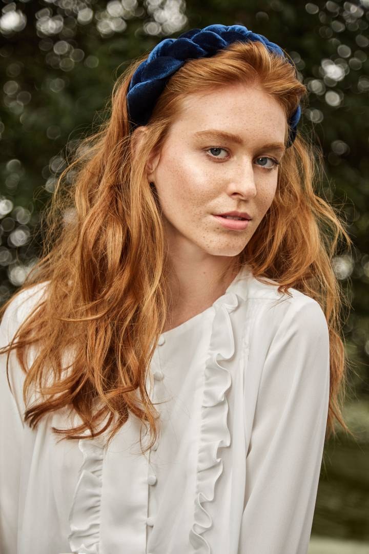 Tiara de veludo azul da G. Offer em editorial da revista Claudia