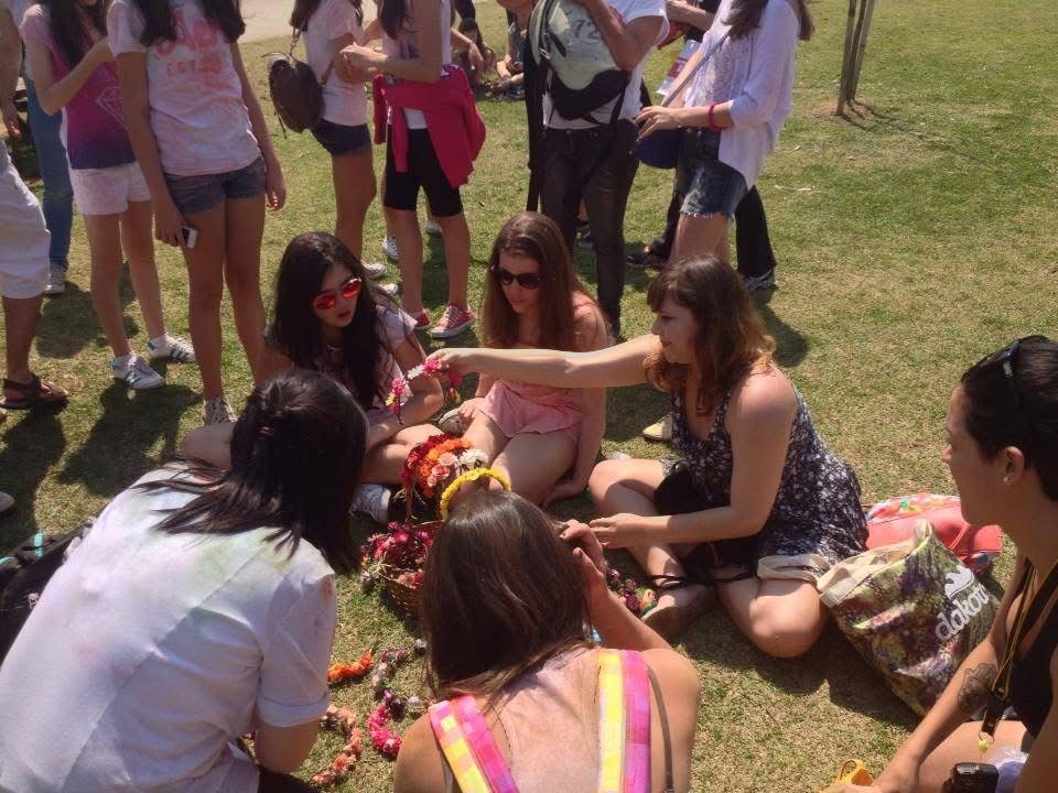 Giovanna vendendo coroas de flores feitas à mão nos primeiros anos da G. Offer