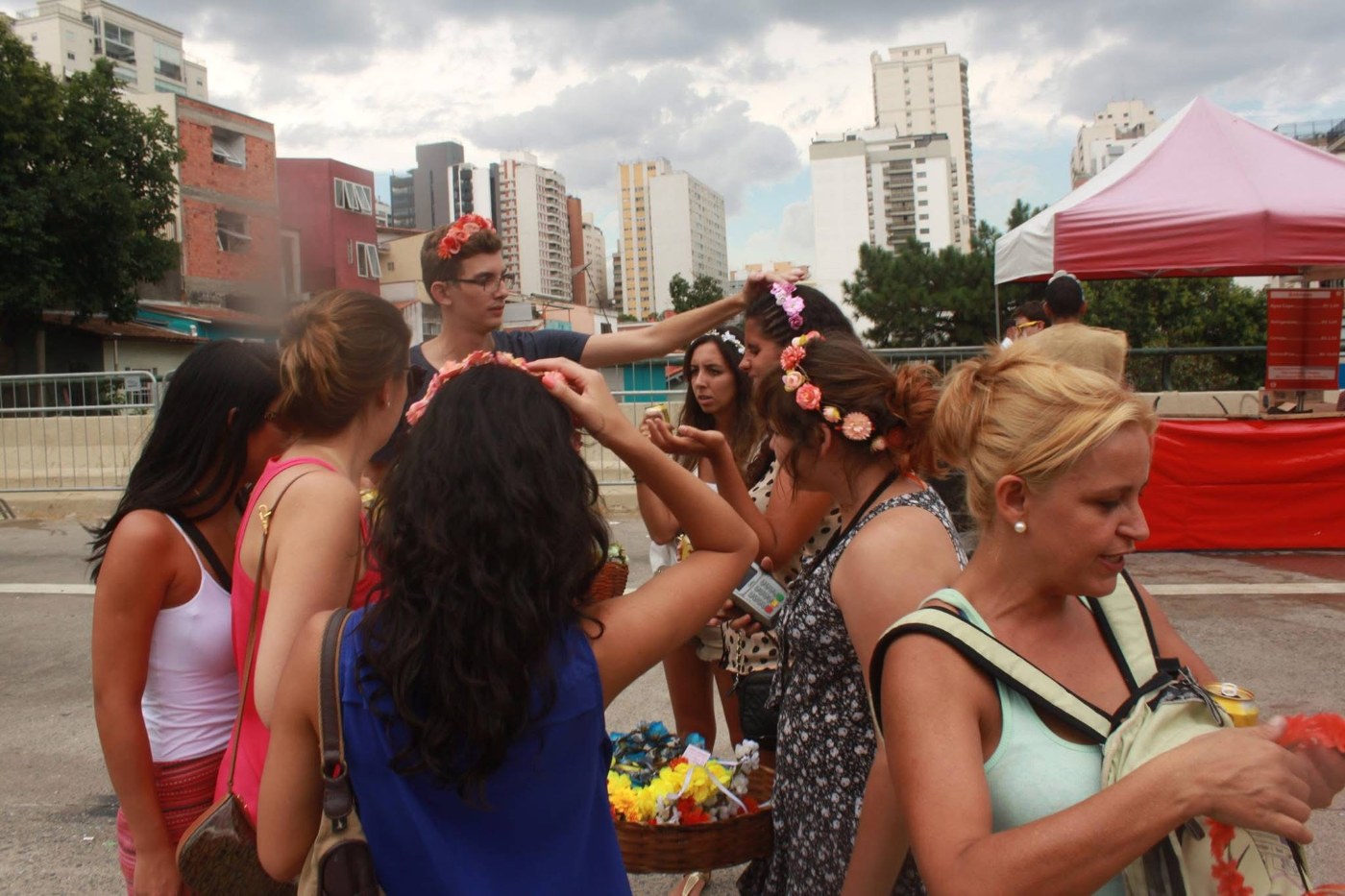 G. Offer vendendo coroas de flores na rua no Carnaval de São Paulo, no começo da marca
