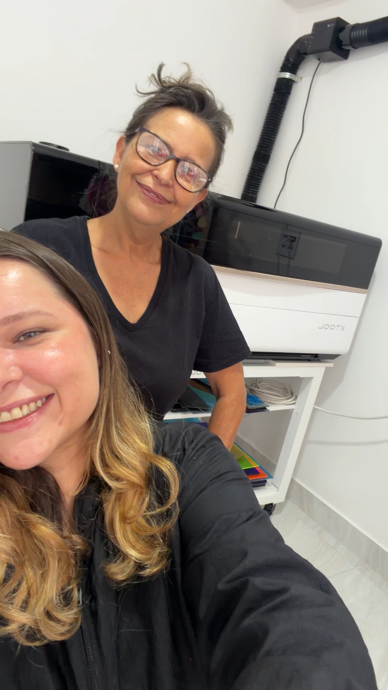 Giovanna e a mãe, fundadoras da G. Offer, no ateliê em São Paulo