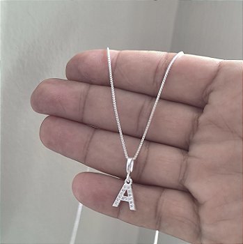 Colar Letra Cravejada A Tamanho Médio